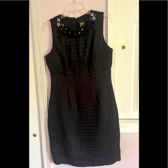 TAYLOR size 6 little black dress with neck embellishment - Picture 2 of 7